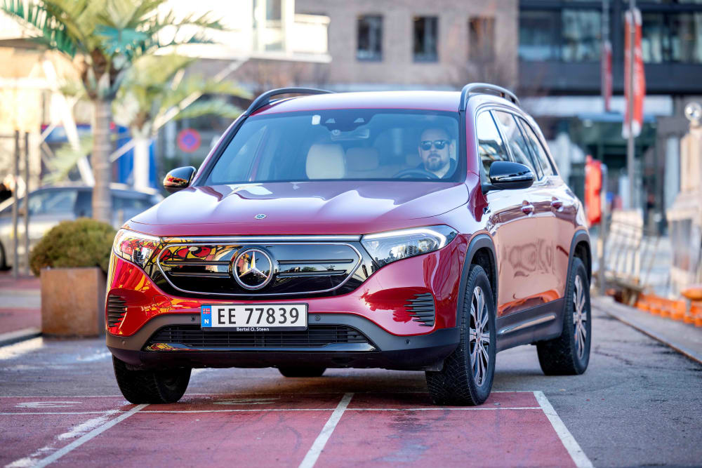 Rød Mercedes EQB 250